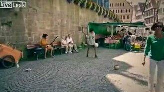 Парнишка орудует мячом - смотреть видео (3:00)