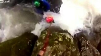 Спасение застрявшего байдарочника - смотреть видео (3:37)