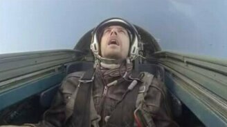 Человек при перегрузке во время полёта - смотреть видео (0:27)