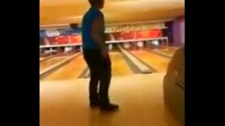 Провальный бросок шара для боулинга - смотреть видео (1:25)