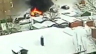 Потушил авто снегом - смотреть видео (2:12)