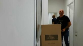 Розыгрыш со скотчем - смотреть видео (0:18)