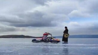 Экстремальное вождение мотоцикла по льду - смотреть видео (1:01)