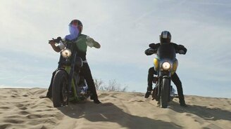 По пустыне на авто и мотоциклах - смотреть видео (8:35)