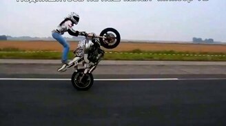 Девушка-трюкачка на мотоцикле - смотреть видео (3:17)