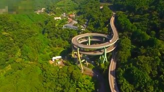 Необычный автомобильный мост - смотреть видео (3:31)