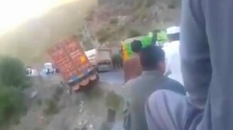 Водитель спасает фуру - смотреть видео (0:28)