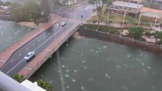 Гигантский австралийский град - смотреть видео (1:43)