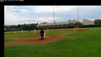 Бейсболисты подбили оператора - смотреть видео (0:31)