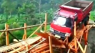 Грузовик против деревянного моста - смотреть видео (0:30)