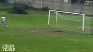 Промах футболиста в пустые ворота - смотреть видео (0:37)