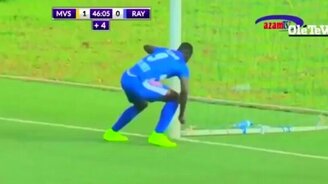 Футболист совершил загадочный ритуал и забил гол - смотреть видео (0:23)