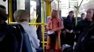 Смешной музыкант в автобусе - смотреть видео (0:43)