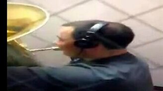 Сильно испугал трубача - смотреть видео (0:06)