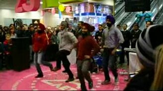 Индийские моряки танцуют для русских - смотреть видео (3:45)