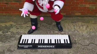 Санта жонглирует по пианино - смотреть видео (0:56)