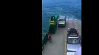 Паром потерял автомобиль - смотреть видео (0:22)