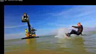 Экстрим на ковше экскаватора - смотреть видео (2:12)