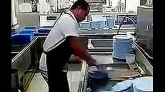Мастер по мытью посуды - смотреть видео (0:12)