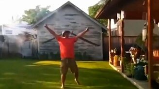 Самый оригинальный способ надеть каску - смотреть видео (0:36)