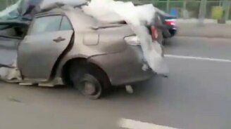 Помятый жизнью автомобиль на дороге - смотреть видео (0:29)