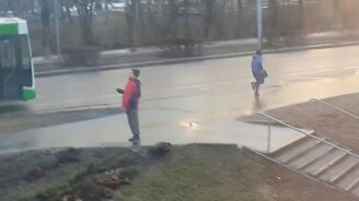 Странный парень на улице - смотреть видео (0:31)