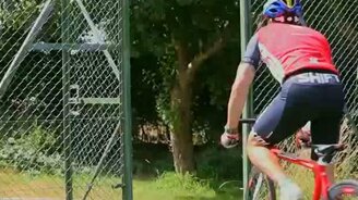 Трюкач на шоссейном велике - смотреть видео (6:13)