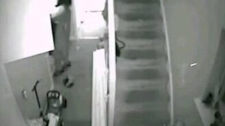 Отец спасает своего сына - смотреть видео (0:32)