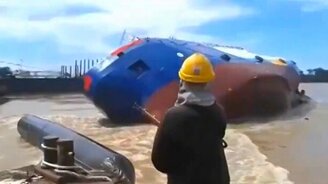 Самый смешной спуск корабля на воду - смотреть видео (0:41)