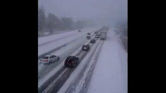 К чему приводят гонки на ледяной дороге - смотреть видео (0:32)