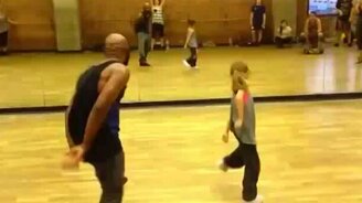 Ловкая девочка танцует - смотреть видео (0:42)