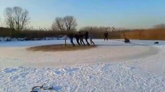 Лучшее зимнее развлечение на санках - смотреть видео (0:21)