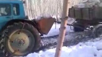 Суровая перевозка дров на тракторе - смотреть видео (0:39)
