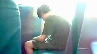 Почему не стоит спать в автобусе - смотреть видео (0:15)