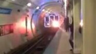 Яркий новогодний поезд метро - смотреть видео (0:27)