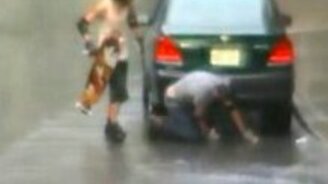 На скейте по мокрому асфальту - смотреть видео (0:38)