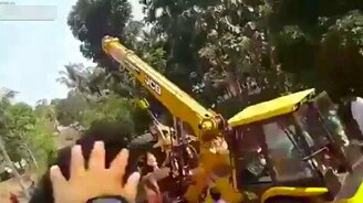 Трактор повалился на бок - смотреть видео (0:17)