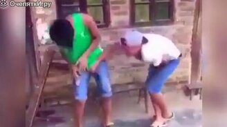 Люди против петард - смотреть видео (3:59)