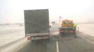 Сильный боковой ветер на дороге - смотреть видео (2:04)