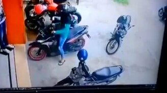 Девушка на скутере на парковке - смотреть видео (0:50)