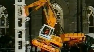 Вертикальный подъём на экскаваторе - смотреть видео (6:05)