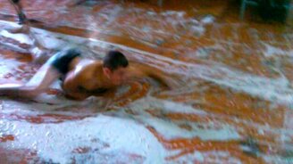 Армейский мыльный аттракцион - смотреть видео (2:25)