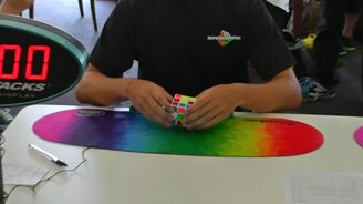 Сборка кубика Рубика одной рукой - смотреть видео (0:52)