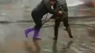 Поединок автомойщиц - смотреть видео (0:33)