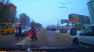 Помог на переходе с коляской - смотреть видео (0:33)