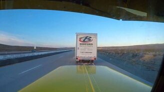 Зрелищная авария с фурой - смотреть видео (0:28)