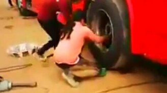 Женщины меняют колесо автобуса - смотреть видео (0:50)