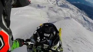 Экстремальный полёт на снегоходе - смотреть видео (0:20)