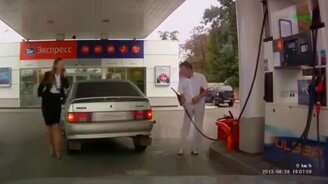 Женщины заправляют свои авто - смотреть видео (5:06)