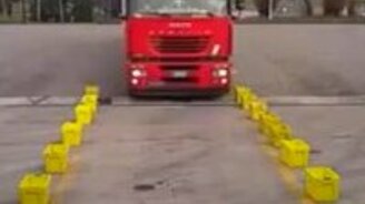 Правильная парковка дальнобойщика - смотреть видео (1:17)